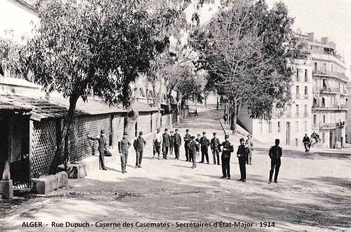 2153- Alger - Rue Dupuch - Caserne des Casemates - Secretaires d'Etat-Major - 1914.jpg